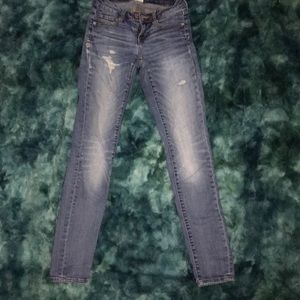 Lightwash distressed jeans